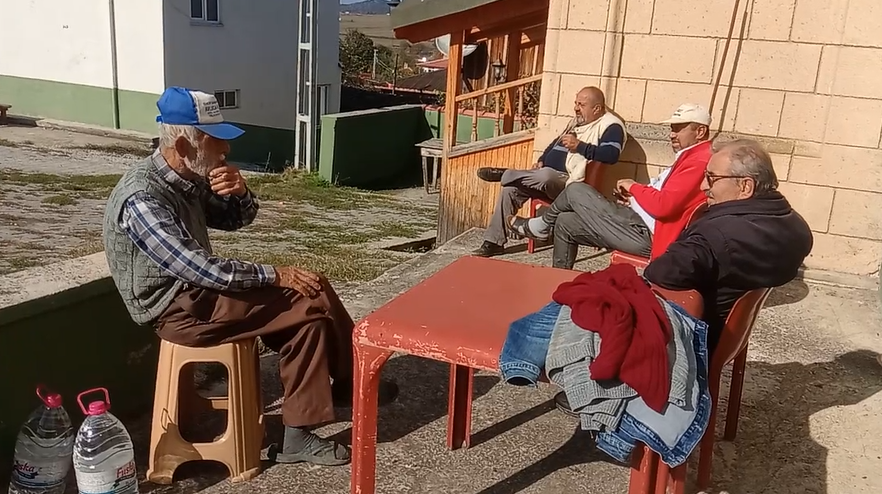 24 KASIM 2021 13:46 CAMİ ÖNÜ SOHBET EDENLER