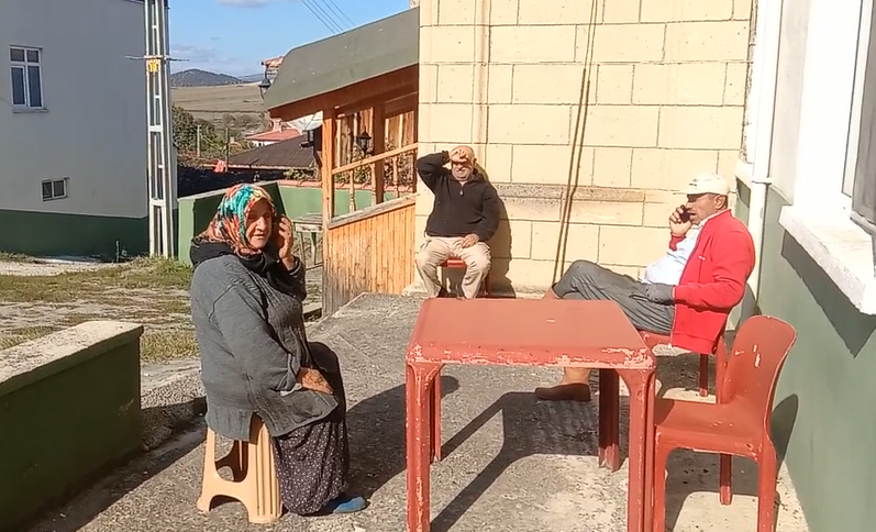 28 KASIM 2011 13:11 CAMİ ÖNÜ SOHBET EDENLER