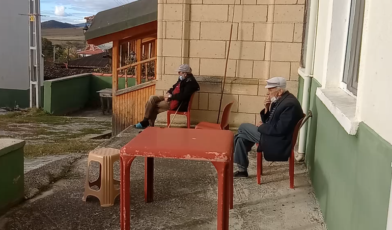 25 KASIM 2011 15:49 CAMİ ÖNÜ SOHBET EDENLER