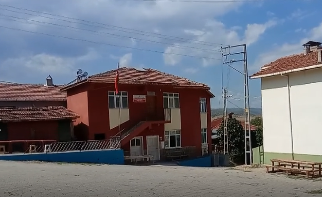 14 EYLÜL 2024 CUMARTESİ 13:18 CAMİNİN ÖNÜNDE ODA ÖNÜ