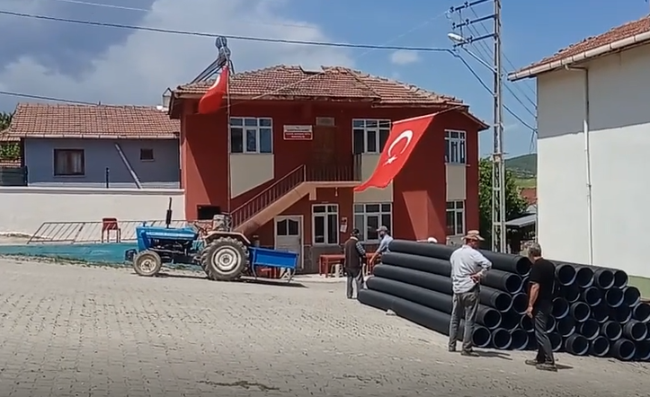 25 Mayıs 2025 Pazar 11:42 Baraj inşaatında kullanılmak üzere gelen borular ve Köy ahalisi