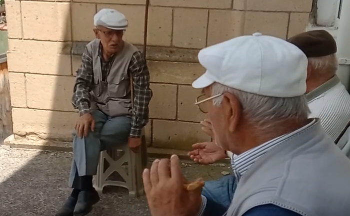 23 Mayıs 2025 Cuma namazını beklerken sohbet eden cemaatimiz.