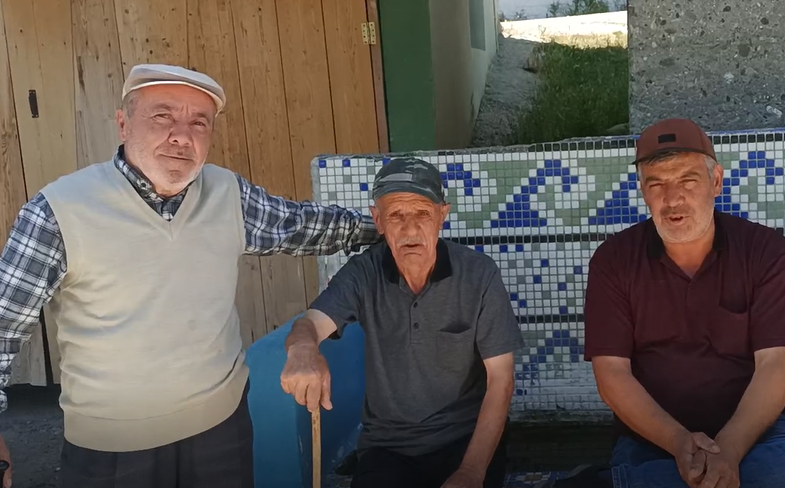 22 Haziran 2025 Pazar 11:44 Sohbet eden Muhtarımız ve Köylülerimiz