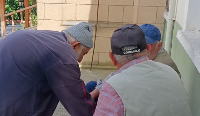 4 Temmuz 2025 12:05 Cuma beklerken sohbet eden cemaatimiz